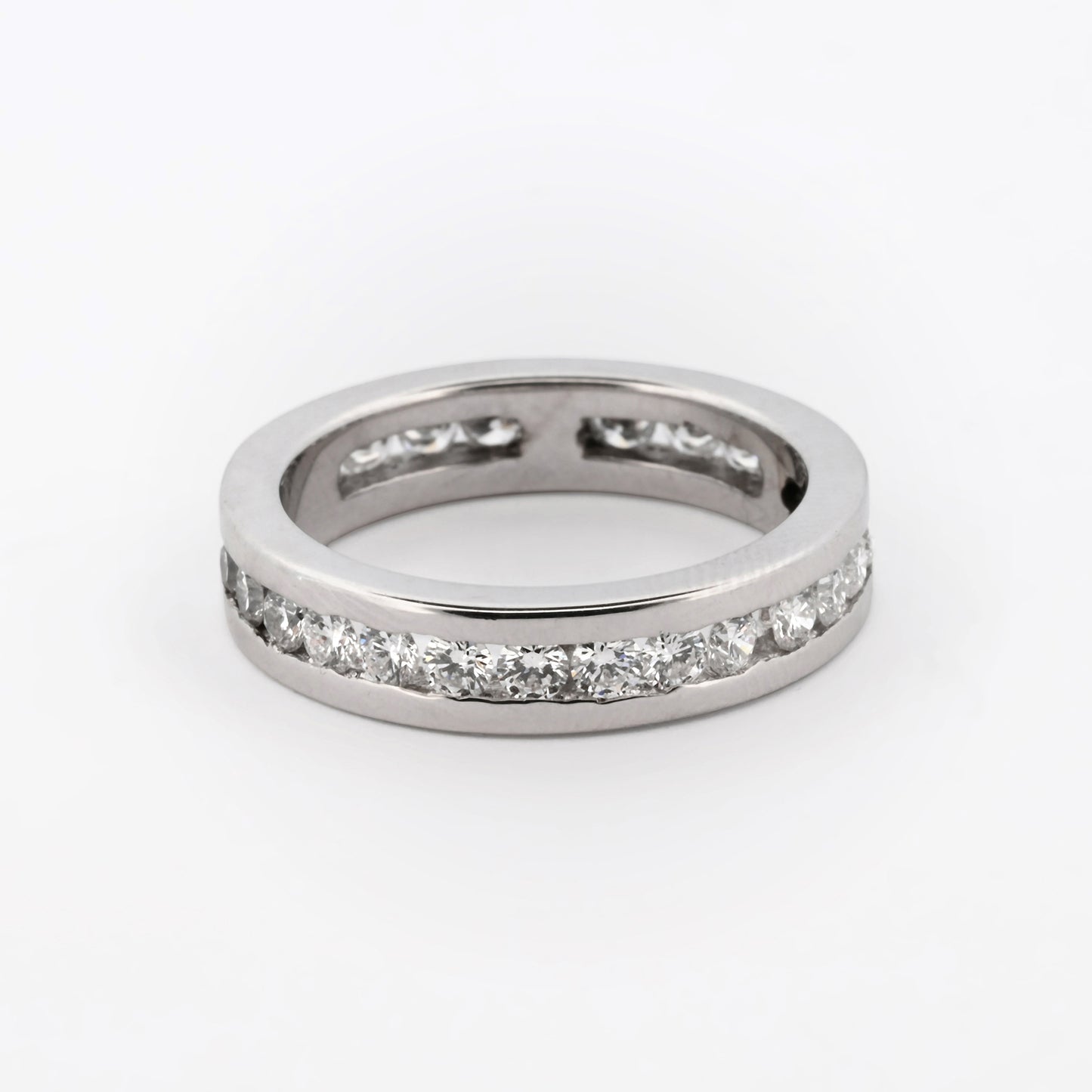 Comprar alianza entera realizada en oro blanco de 18kt con carril de diamantes talla brillante. Anillos de segunda mano. Joyería Ian'Or. Envío GRATIS. Ian'Or.