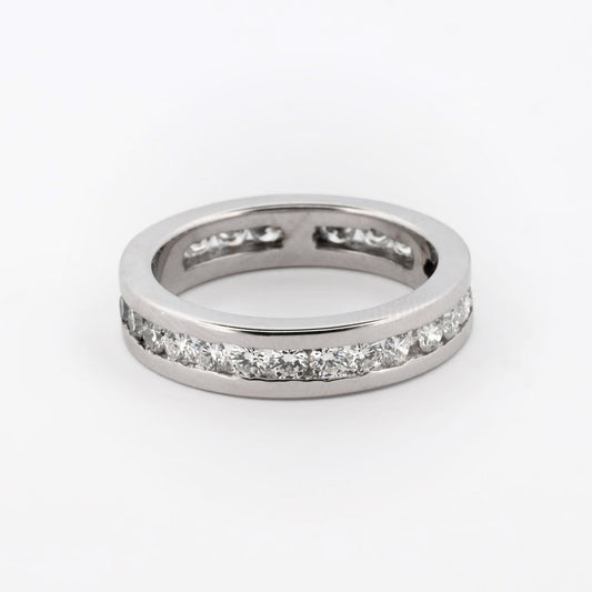 Comprar alianza entera realizada en oro blanco de 18kt con carril de diamantes talla brillante. Anillos de segunda mano. Joyería Ian'Or. Envío GRATIS. Ian'Or.