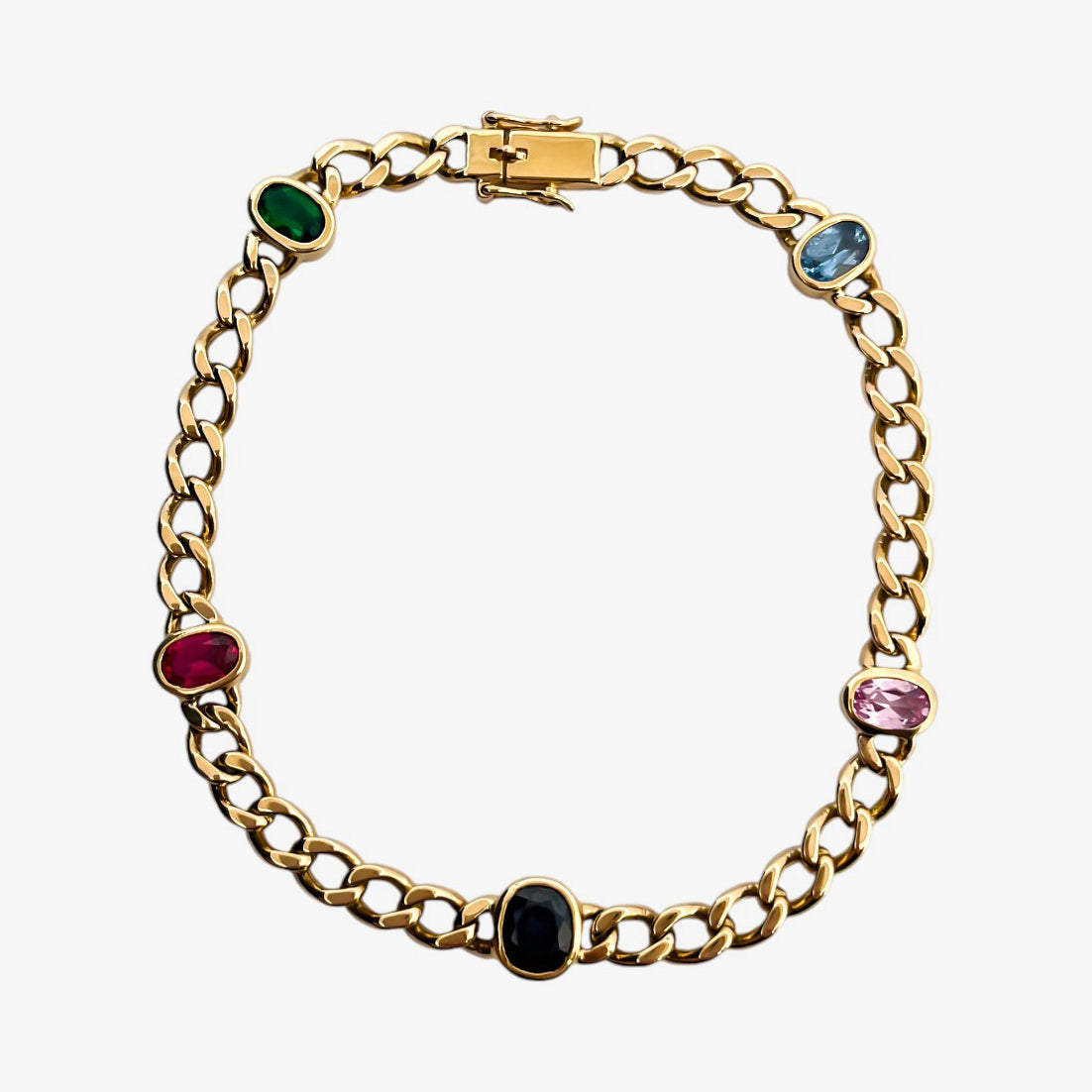 Comprar pulsera realizada oro amarillo de 18kt con cadena tipo barbada cubana y tiene 2 zafiros rosas, 1 zafiro azul y 1 topacio rosa, intercalados. Esta pulsera dispone de cierre tipo cajon con doble brazo de seguridad. Pulseras de oro 18kt baratas
