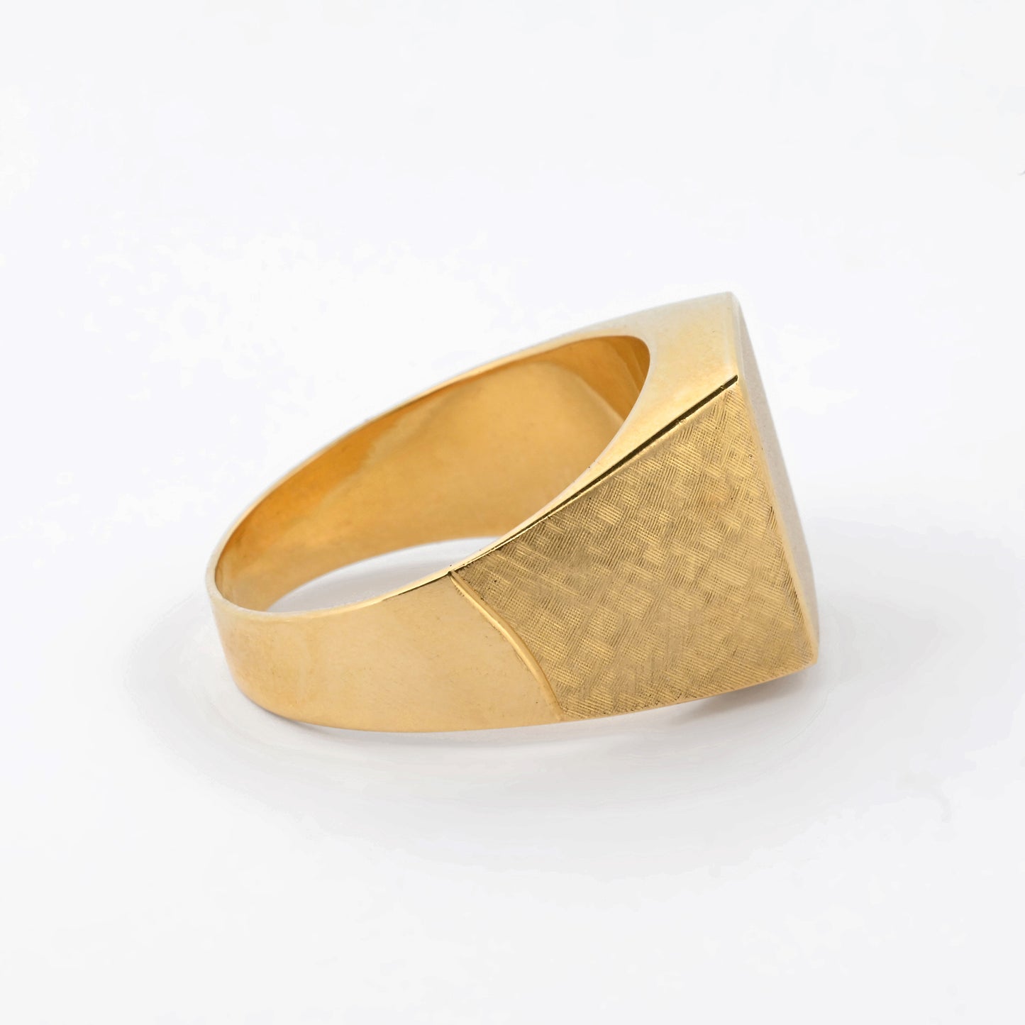 Comprar anillo tipo sello de oro amarillo de 18kt. Joyas de segunda mano y restauradas. Sellos de hombre  de oro 18kt baratos.