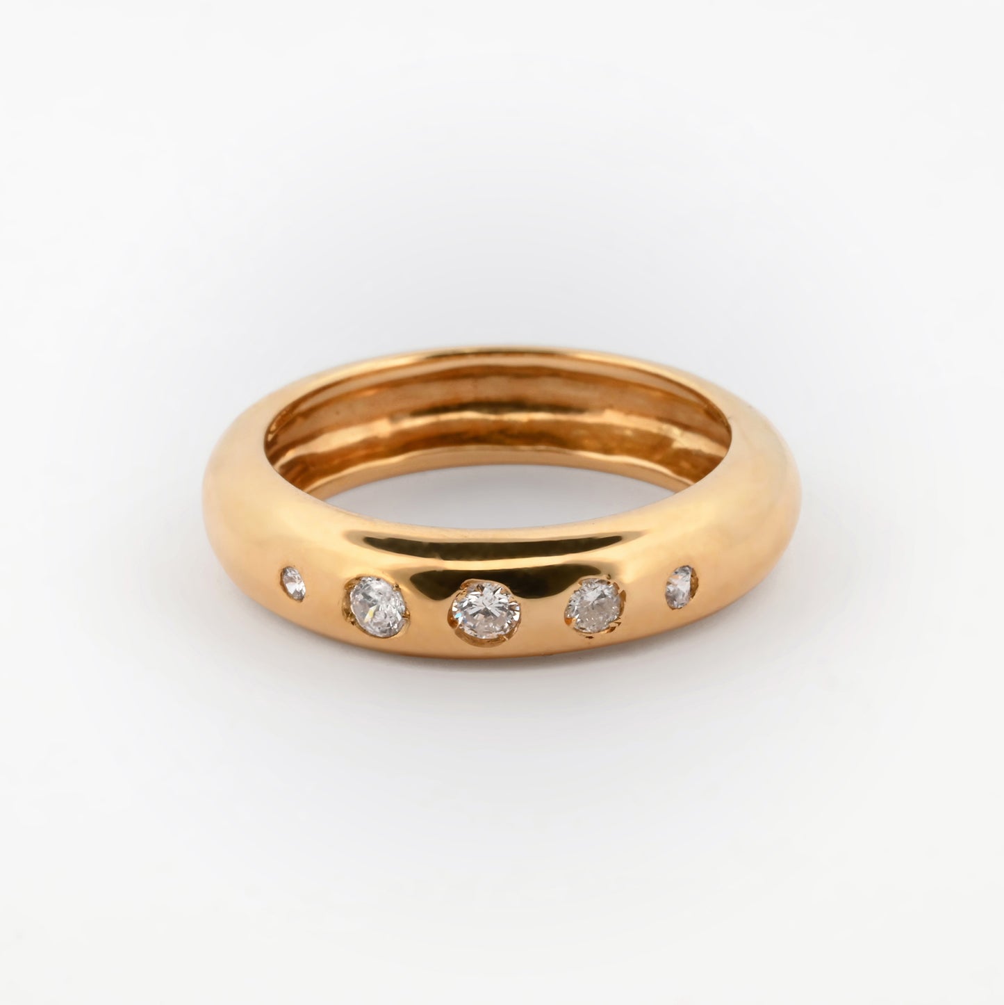 Comprar anillo realizado en oro amarillo con 5 brillantes en un lado del anillo. Anillos de segunda mano. Joyería Ian'Or. Envío gratis. Joyeria en Barcelona.