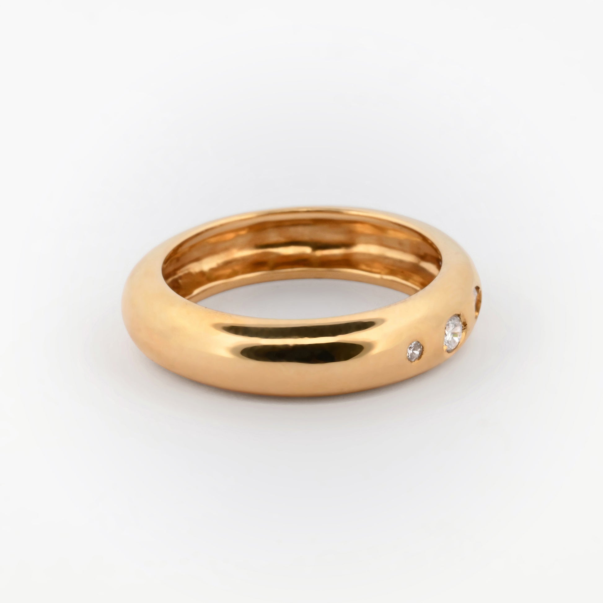 Comprar anillo realizado en oro amarillo con 5 brillantes en un lado del anillo. Anillos de segunda mano. Joyería Ian'Or. Envío gratis. Joyeria en Barcelona.