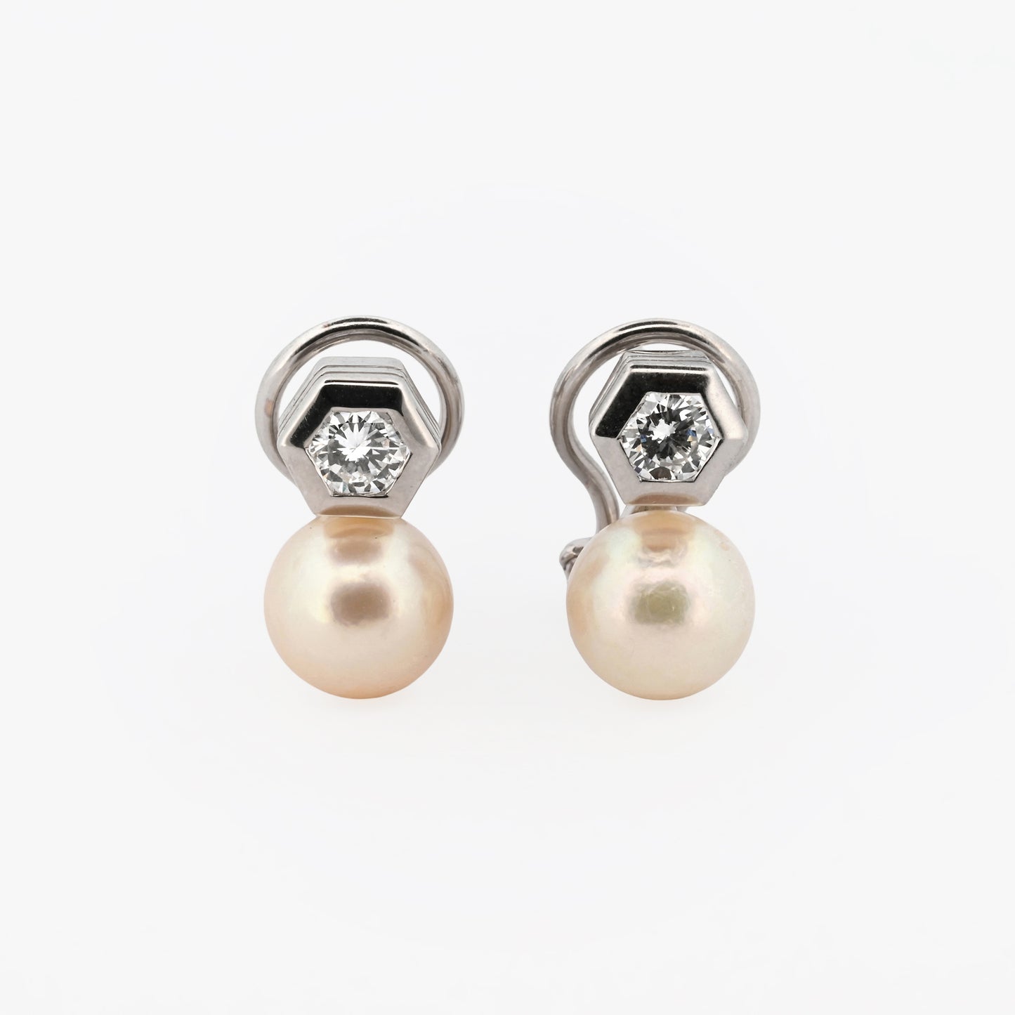 Comprar exclusivos pendientes tu y yo de oro blanco de 18k y diamantes talla brillante. Disponen de cierre Omega. Comprar pendientes tu y yo al mejor precio en barcelona.
