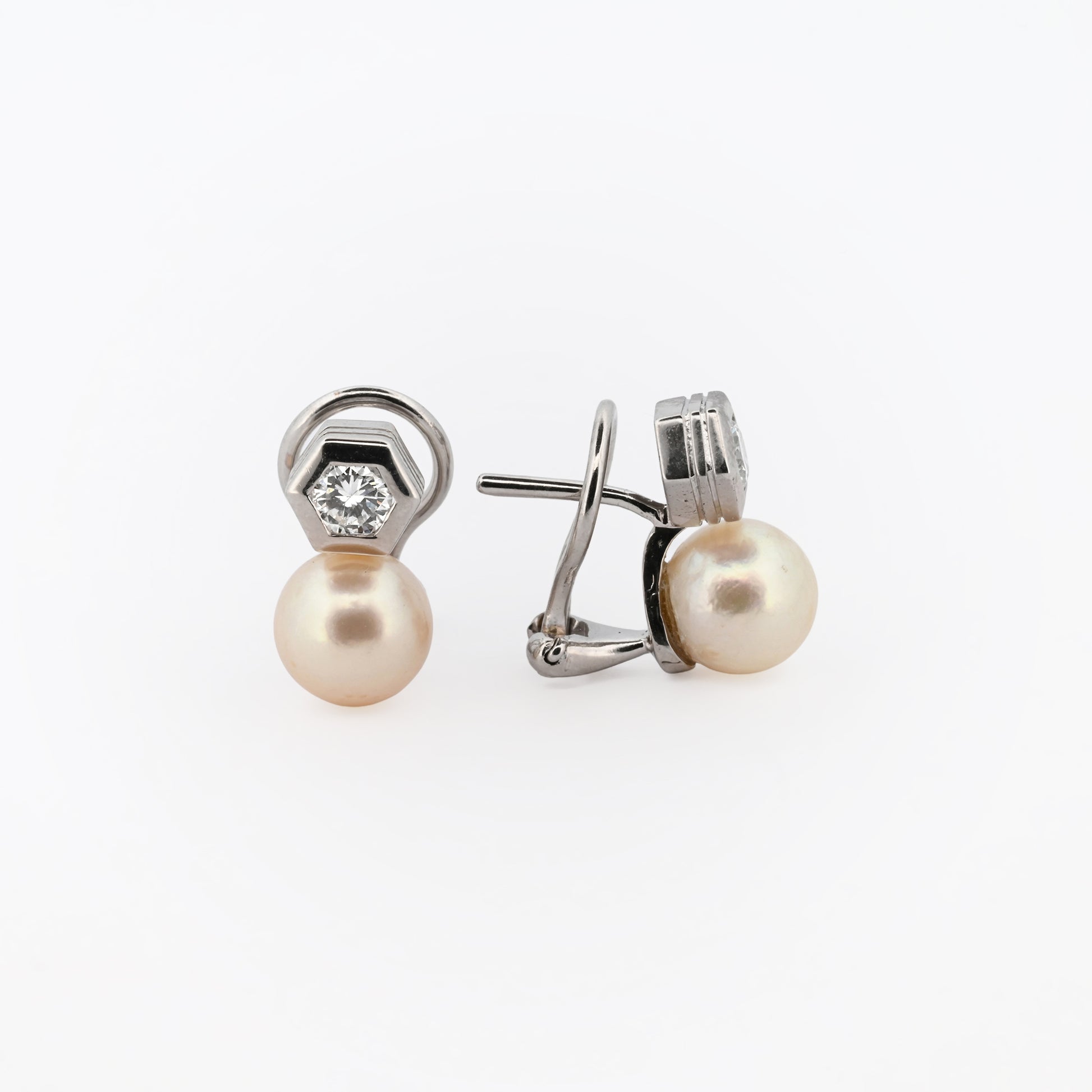 Comprar exclusivos pendientes tu y yo de oro blanco de 18k y diamantes talla brillante. Disponen de cierre Omega. Comprar pendientes tu y yo al mejor precio en barcelona.