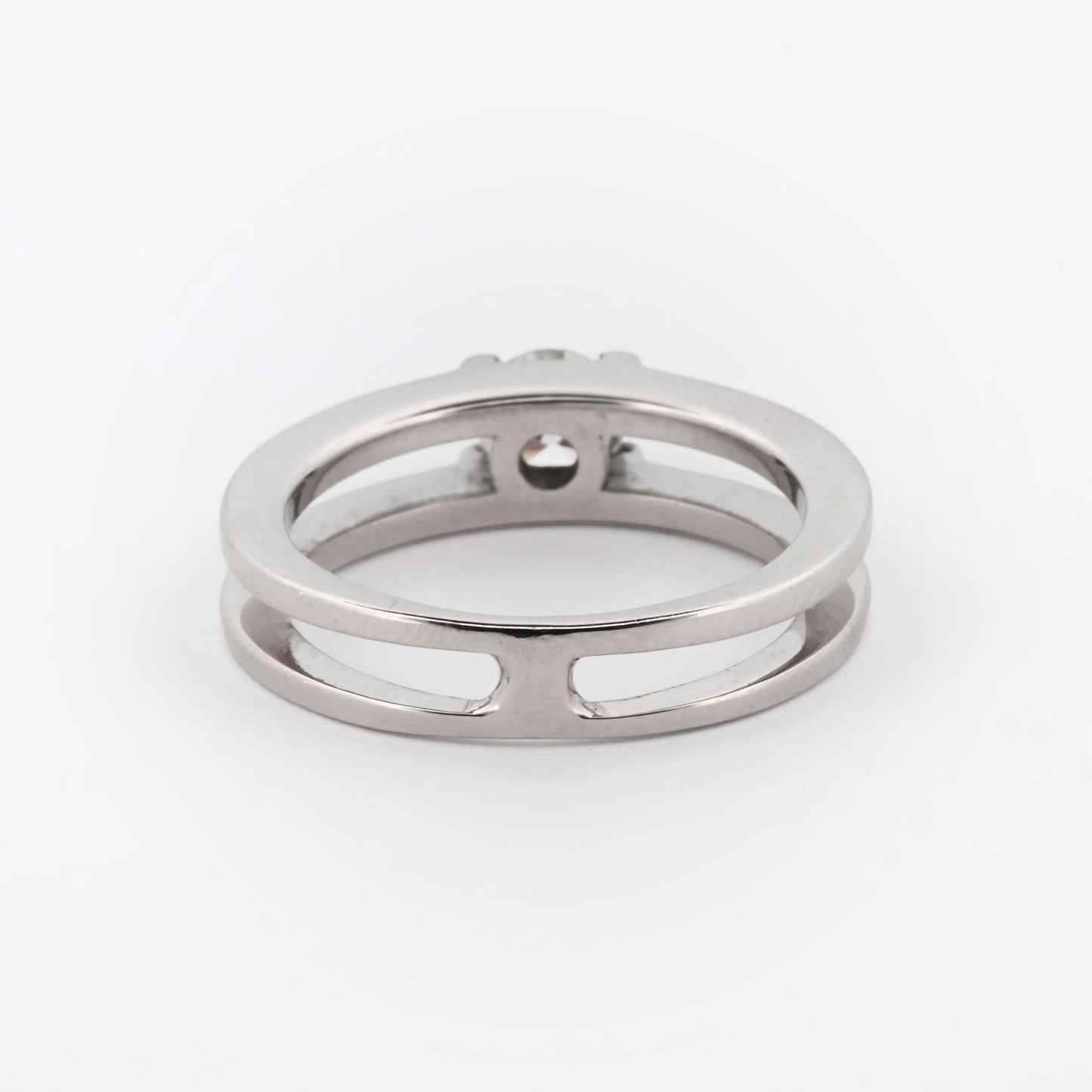 Solitario realizado en oro blanco de 18kt con diamante talla brillante engastado en los 2 brazos. Compro oro y venta de joyas restauradas en Barcelona. Anillos.
