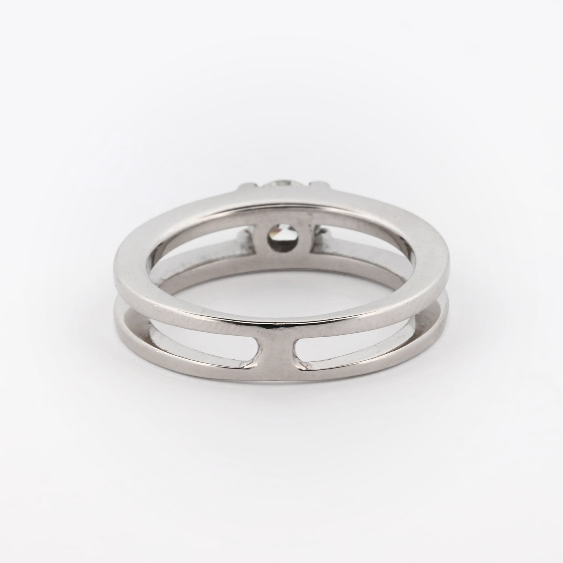 Solitario realizado en oro blanco de 18kt con diamante talla brillante engastado en los 2 brazos. Compro oro y venta de joyas restauradas en Barcelona. Anillos.