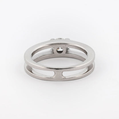 Solitario realizado en oro blanco de 18kt con diamante talla brillante engastado en los 2 brazos. Compro oro y venta de joyas restauradas en Barcelona. Anillos.