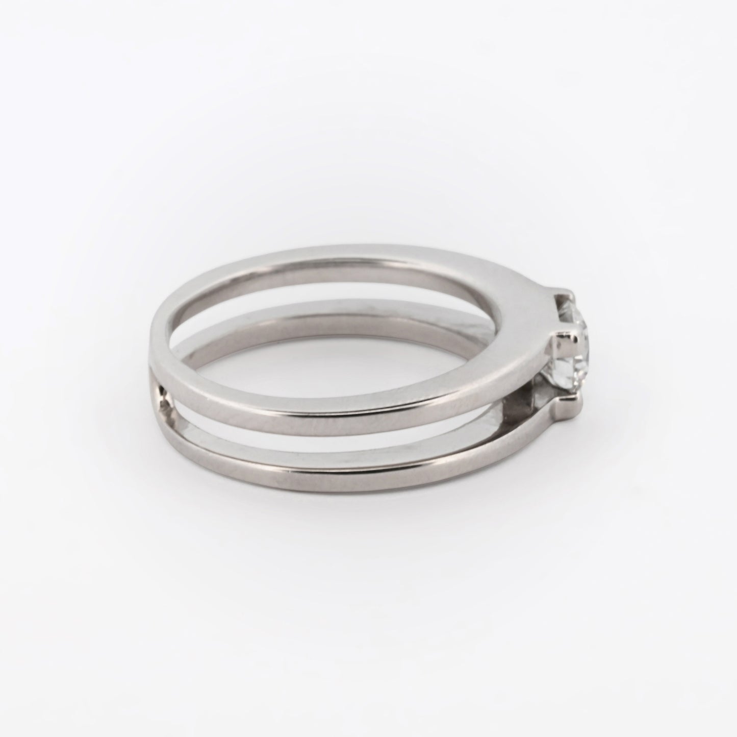 Solitario realizado en oro blanco de 18kt con diamante talla brillante engastado en los 2 brazos. Compro oro y venta de joyas restauradas en Barcelona. Anillos.
