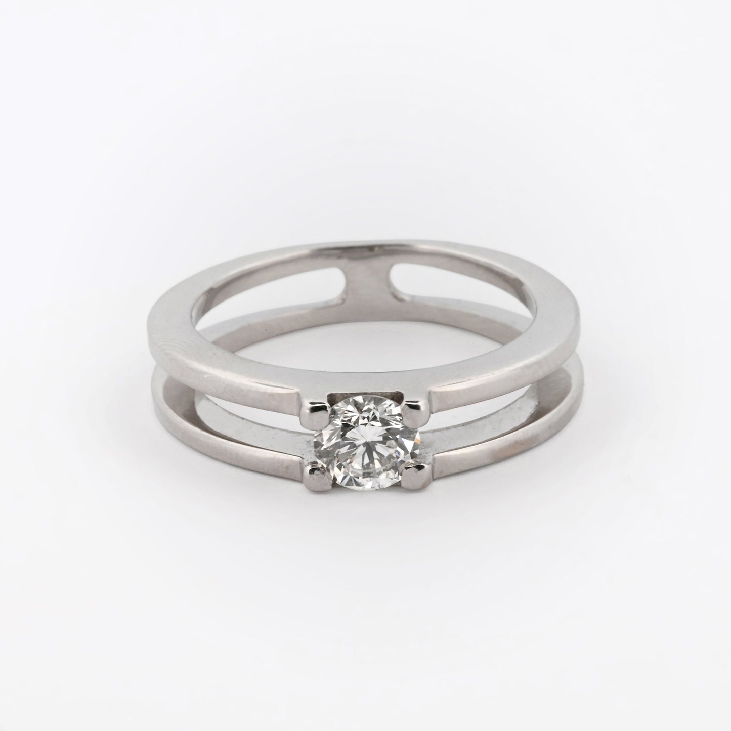 Solitario realizado en oro blanco de 18kt con diamante talla brillante engastado en los 2 brazos. Compro oro y venta de joyas restauradas en Barcelona. Anillos.