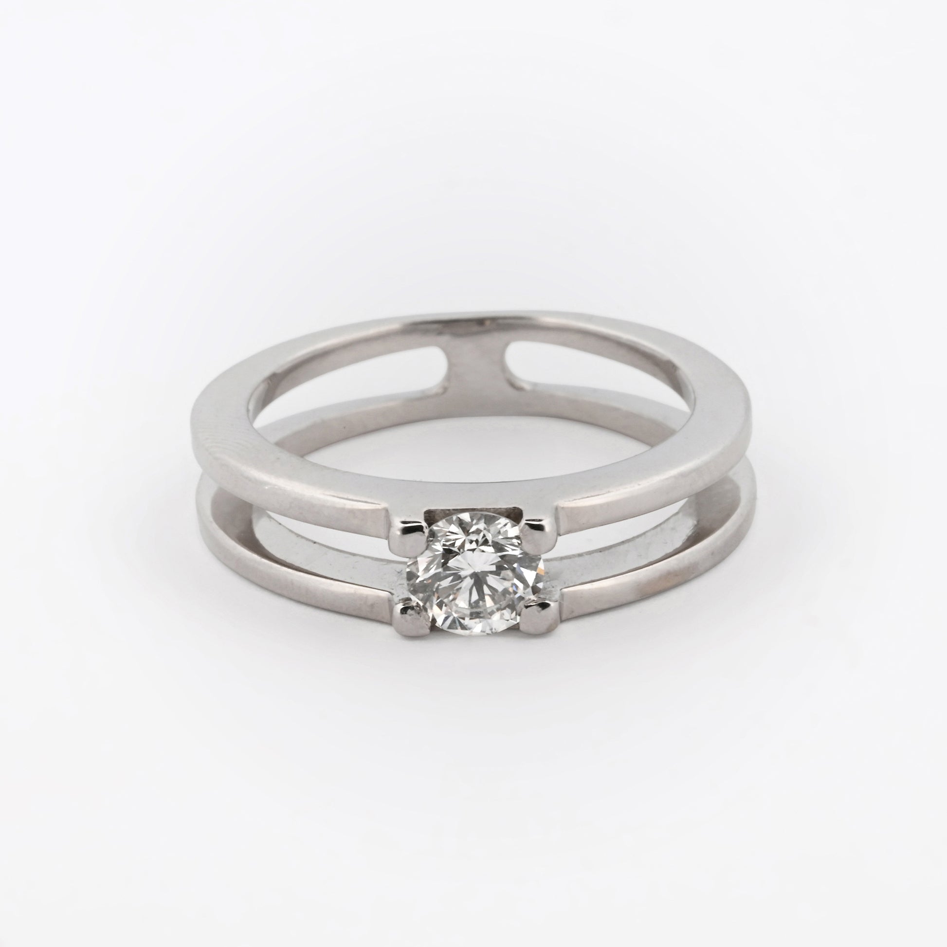 Solitario realizado en oro blanco de 18kt con diamante talla brillante engastado en los 2 brazos. Compro oro y venta de joyas restauradas en Barcelona. Anillos.