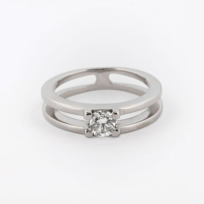 Solitario realizado en oro blanco de 18kt con diamante talla brillante engastado en los 2 brazos. Compro oro y venta de joyas restauradas en Barcelona. Anillos.