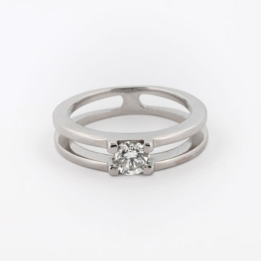 Solitario realizado en oro blanco de 18kt con diamante talla brillante engastado en los 2 brazos. Compro oro y venta de joyas restauradas en Barcelona. Anillos.