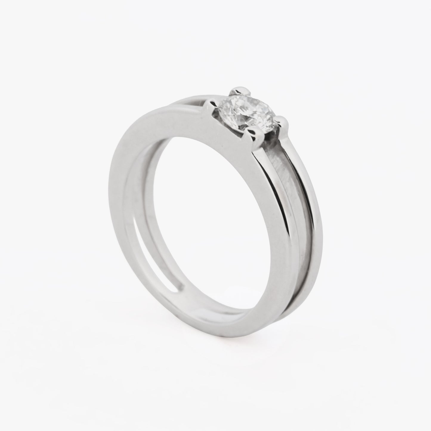 Solitario realizado en oro blanco de 18kt con diamante talla brillante engastado en los 2 brazos. Compro oro y venta de joyas restauradas en Barcelona. Anillos.