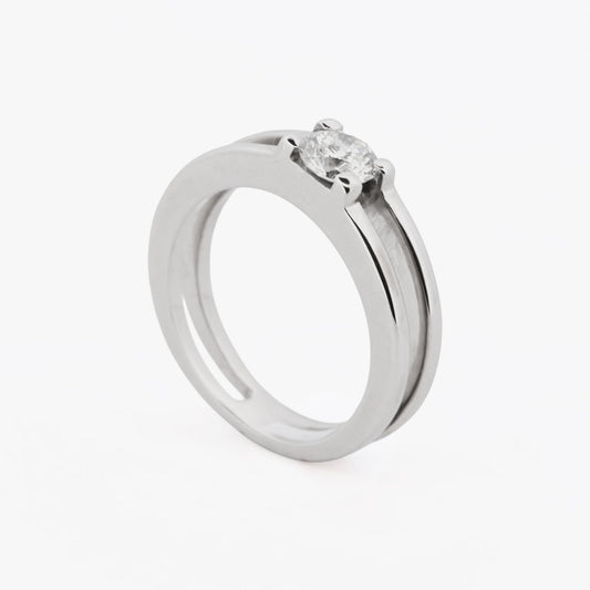 Solitario realizado en oro blanco de 18kt con diamante talla brillante engastado en los 2 brazos. Compro oro y venta de joyas restauradas en Barcelona. Anillos.