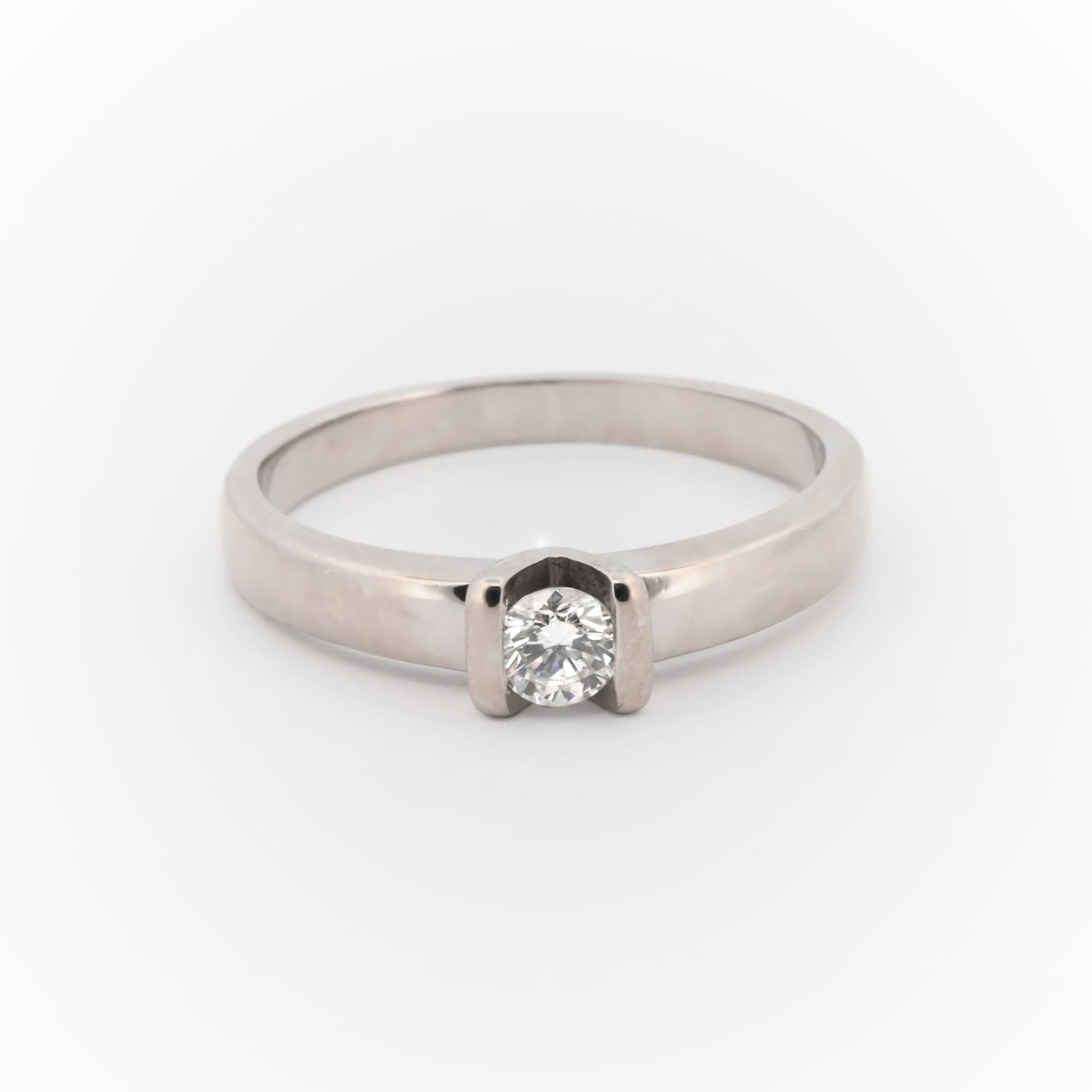 Solitario realizado en oro blanco con engaste de brillante en 4 grapas. Solitarios de oro blanco baratos, joyas de compromiso baratas