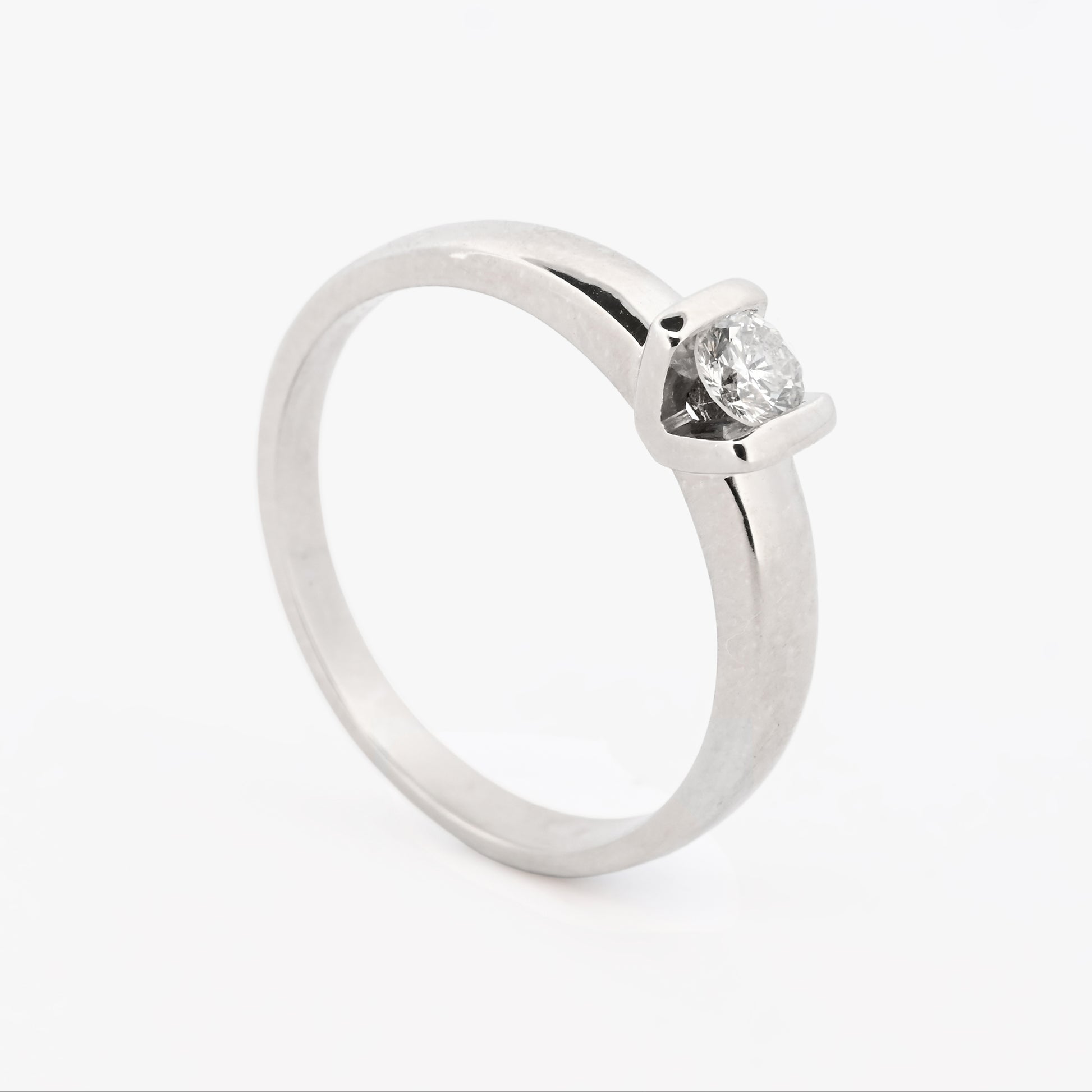 Solitario realizado en oro blanco con engaste de brillante en 4 grapas. Solitarios de oro blanco baratos, joyas de compromiso baratas