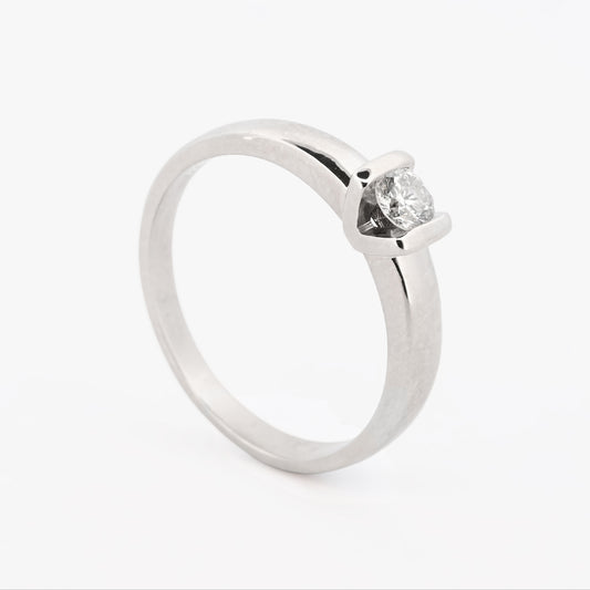 Solitario realizado en oro blanco con engaste de brillante en 4 grapas. Solitarios de oro blanco baratos, joyas de compromiso baratas