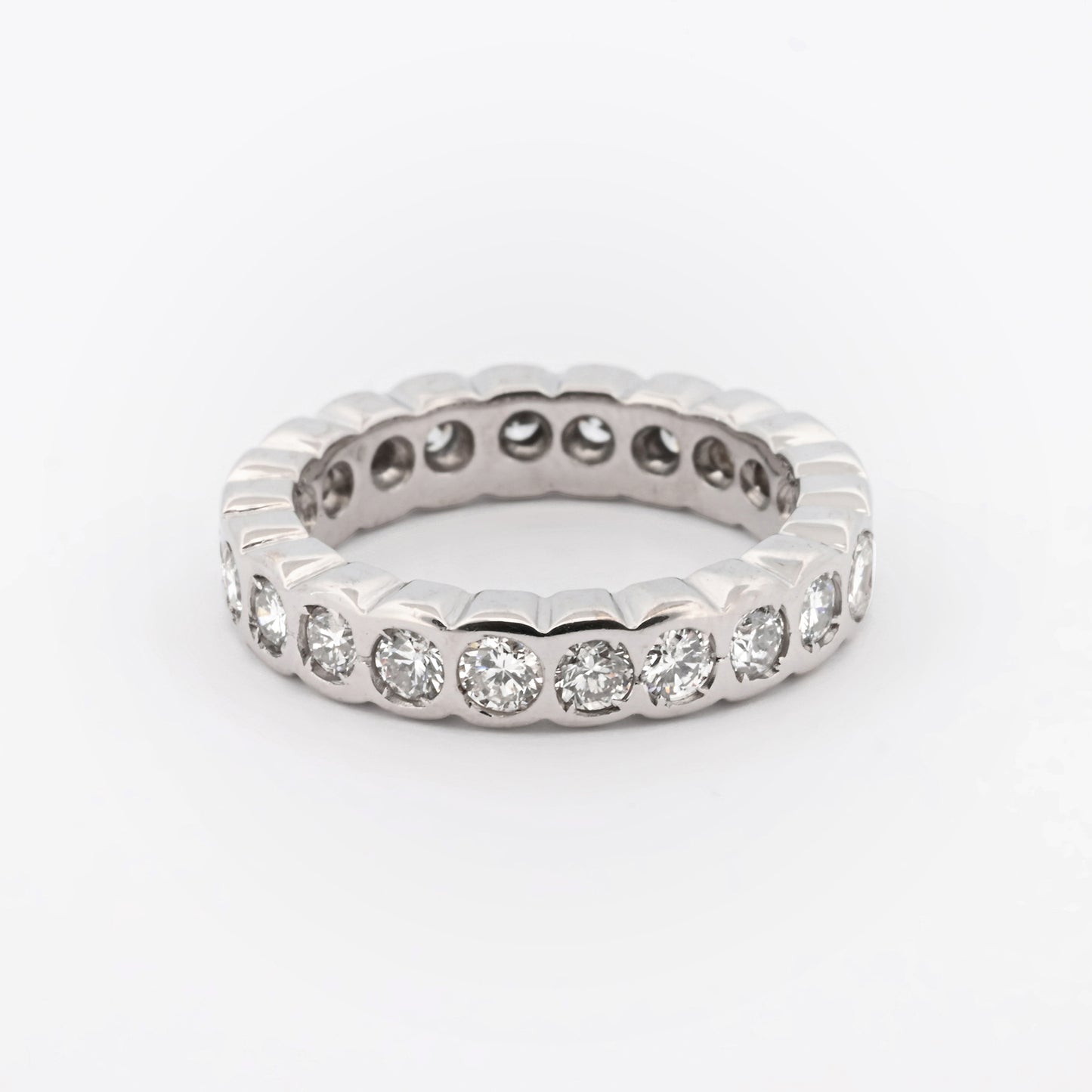 Comprar alianza entera realizada en oro blanco de 18kt con carril de diamantes talla brillante. Anillos de segunda mano. Joyería Ian'Or. Envío GRATIS. Ian'Or.