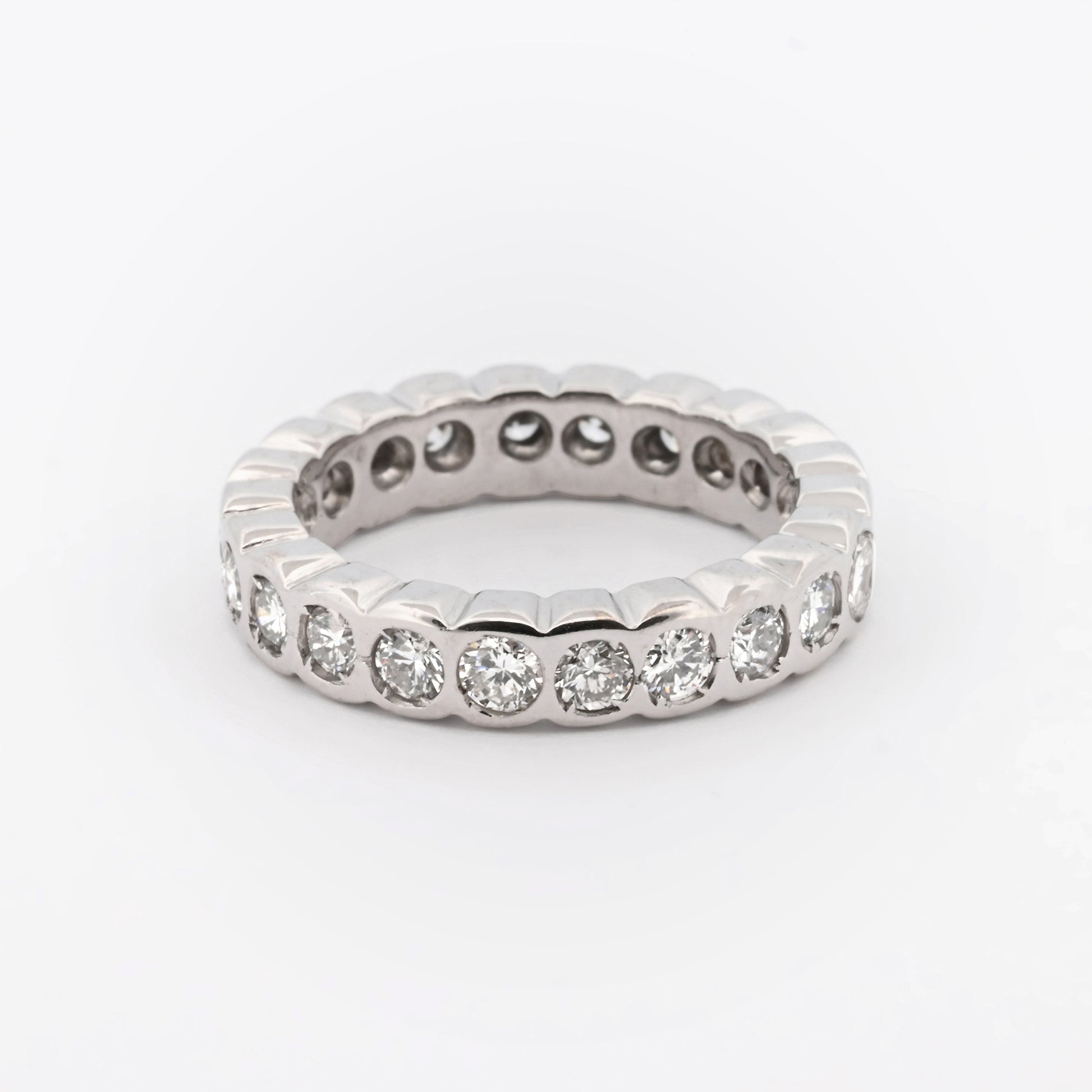 Comprar alianza entera realizada en oro blanco de 18kt con carril de diamantes talla brillante. Anillos de segunda mano. Joyería Ian'Or. Envío GRATIS. Ian'Or.