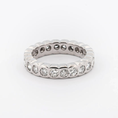 Comprar alianza entera realizada en oro blanco de 18kt con carril de diamantes talla brillante. Anillos de segunda mano. Joyería Ian'Or. Envío GRATIS. Ian'Or.