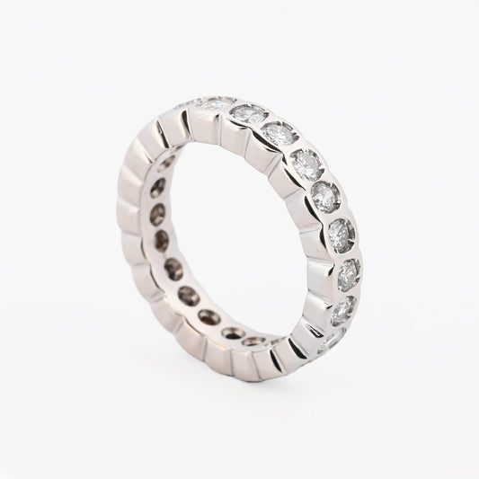 Comprar alianza entera realizada en oro blanco de 18kt con carril de diamantes talla brillante. Anillos de segunda mano. Joyería Ian'Or. Envío GRATIS. Ian'Or.