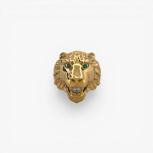 Comprar anillo de oro amarillo de 18kt en forma de cabeza de león con 2 circonitas en la parte de los ojos y 1 circonita talla brillante en la boca. Joyería compro oro mejor precio en Barcelona. Joyas de segunda mano al mejor precio. 