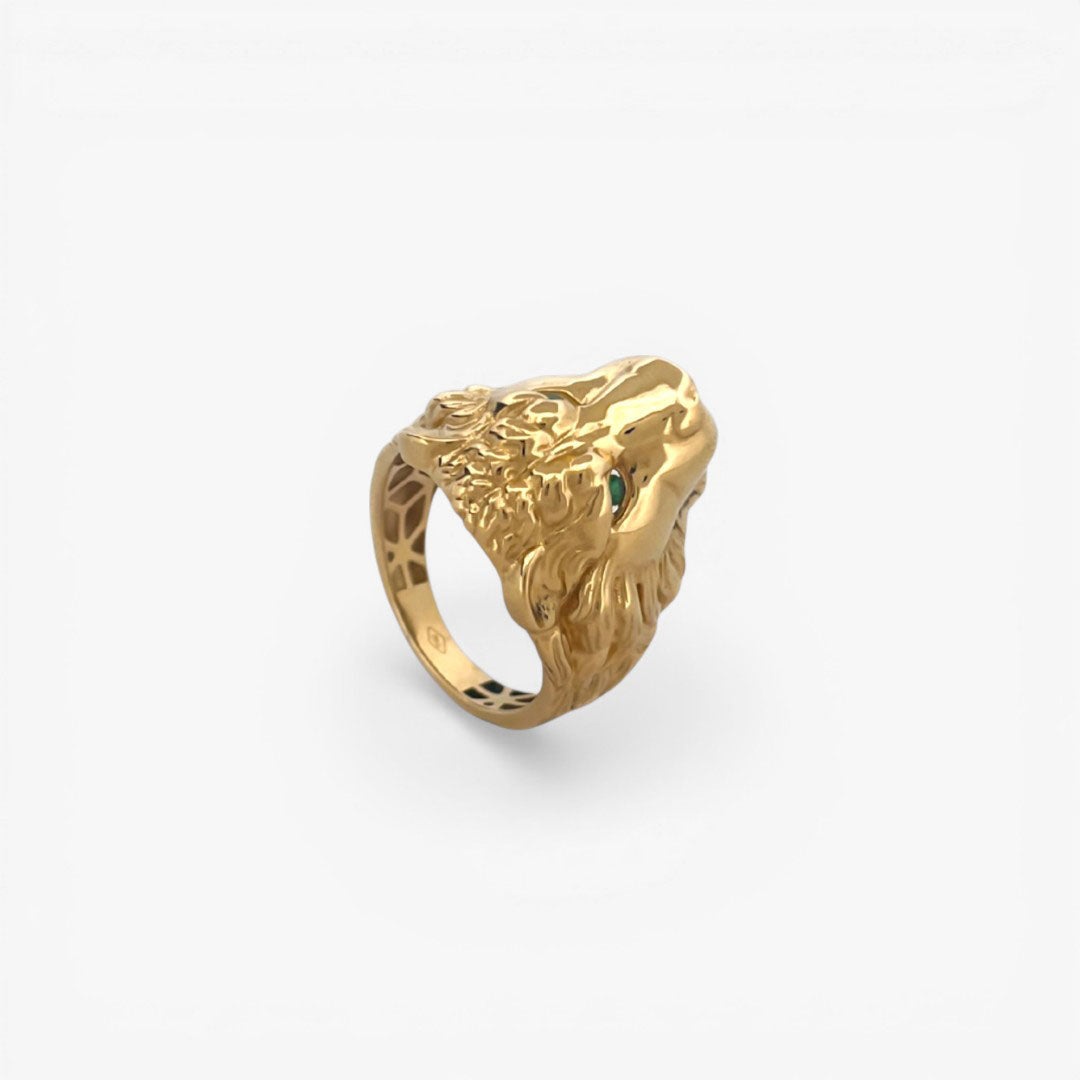 Comprar anillo de oro amarillo de 18kt en forma de cabeza de león con 2 circonitas en la parte de los ojos y 1 circonita talla brillante en la boca. Joyería compro oro mejor precio en Barcelona. Joyas de segunda mano al mejor precio. 