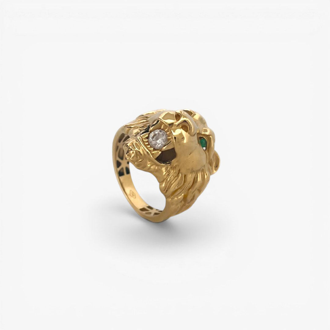Comprar anillo de oro amarillo de 18kt en forma de cabeza de león con 2 circonitas en la parte de los ojos y 1 circonita talla brillante en la boca. Joyería compro oro mejor precio en Barcelona. Joyas de segunda mano al mejor precio. 