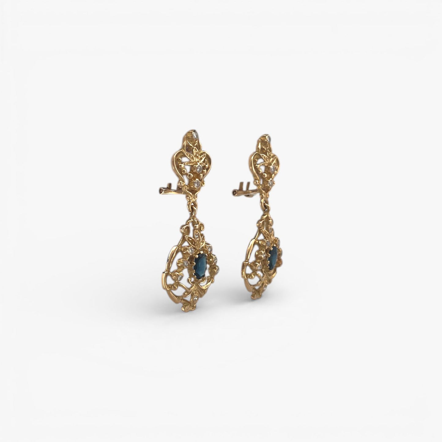 Comprar pendientes largos antiguos realiazados en oro amarillo de 18kt con 1 zafiro y 11 diamantes en cada pendiente. Estos preciosos pendientes disponen de cierre omega. Joyas vintage. Joyería Ian'Or. Envío GRATIS.