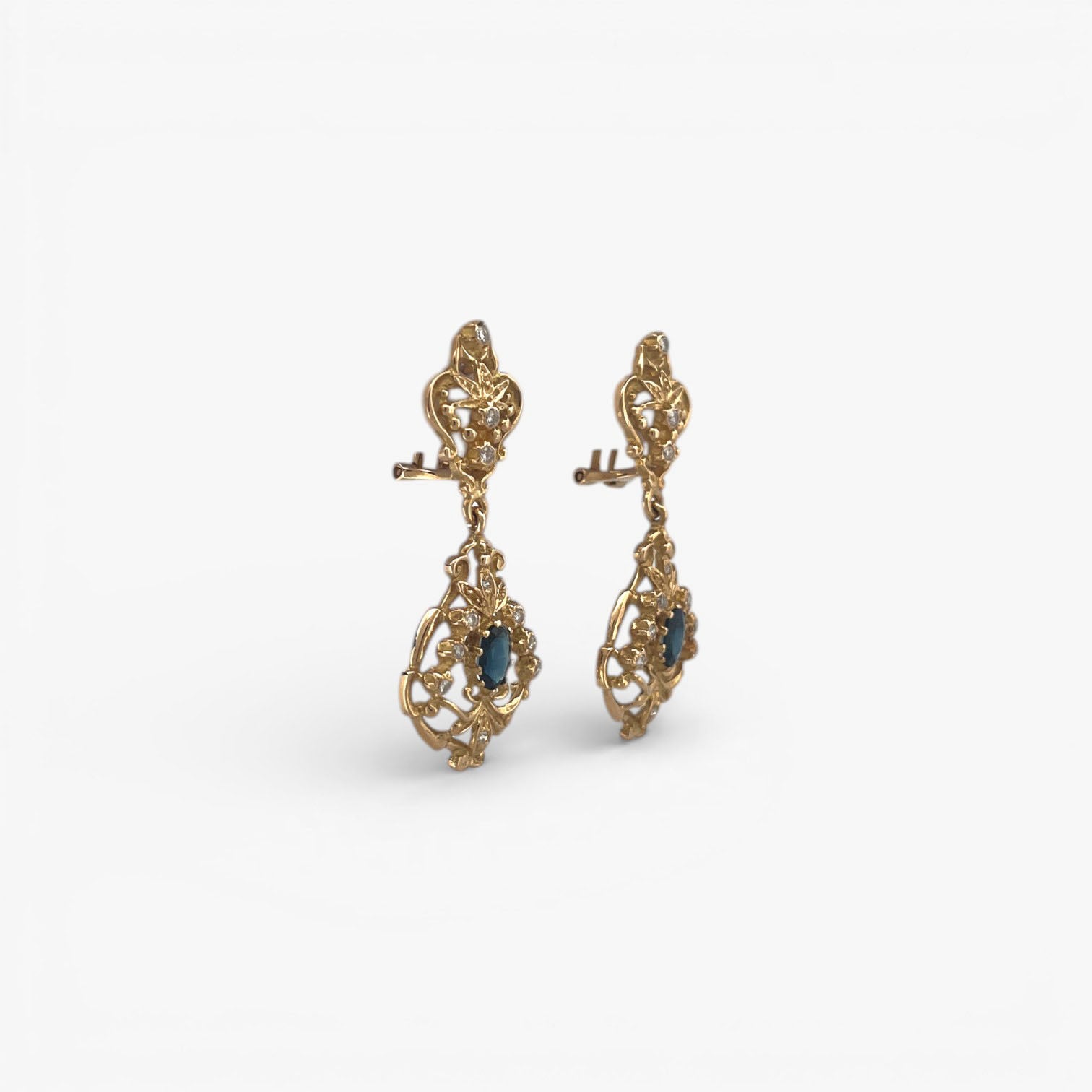Comprar pendientes largos antiguos realiazados en oro amarillo de 18kt con 1 zafiro y 11 diamantes en cada pendiente. Estos preciosos pendientes disponen de cierre omega. Joyas vintage. Joyería Ian'Or. Envío GRATIS.