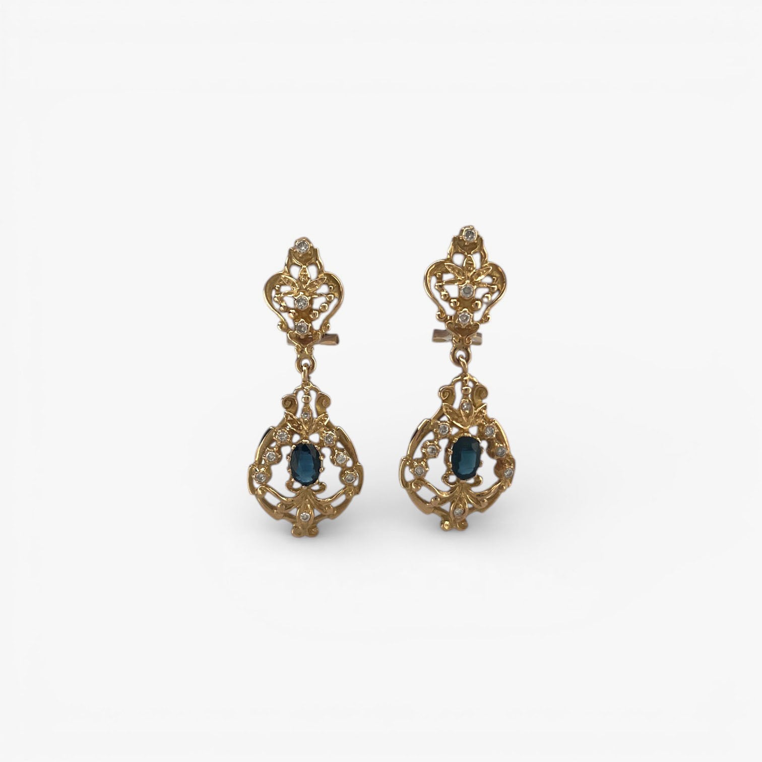 Comprar pendientes largos antiguos realiazados en oro amarillo de 18kt con 1 zafiro y 11 diamantes en cada pendiente. Estos preciosos pendientes disponen de cierre omega. Joyas vintage. Joyería Ian'Or. Envío GRATIS.