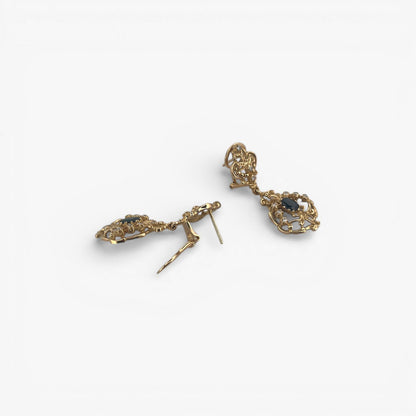 Comprar pendientes largos antiguos realiazados en oro amarillo de 18kt con 1 zafiro y 11 diamantes en cada pendiente. Estos preciosos pendientes disponen de cierre omega. Joyas vintage. Joyería Ian'Or. Envío GRATIS.