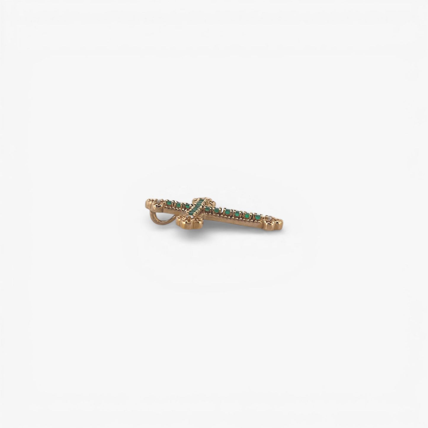 Comprar colgante en forma de cruz con 16 esmeraldas y 4 diamantes talla brillante en cada punta de la cruz realizada en oro amarillo de 18kt. Una preciosa cruz de esmeraldas unisex.Cruces de oro y diamantes 18kt baratas