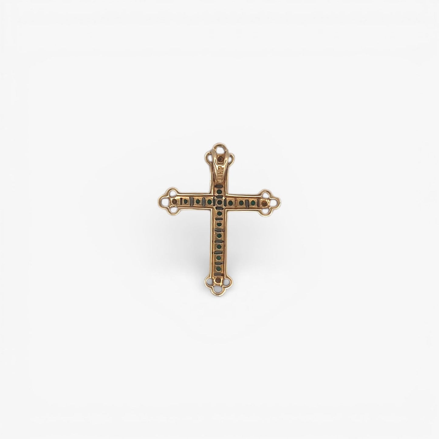 Comprar colgante en forma de cruz con 16 esmeraldas y 4 diamantes talla brillante en cada punta de la cruz realizada en oro amarillo de 18kt. Una preciosa cruz de esmeraldas unisex.Cruces de oro y diamantes 18kt baratas