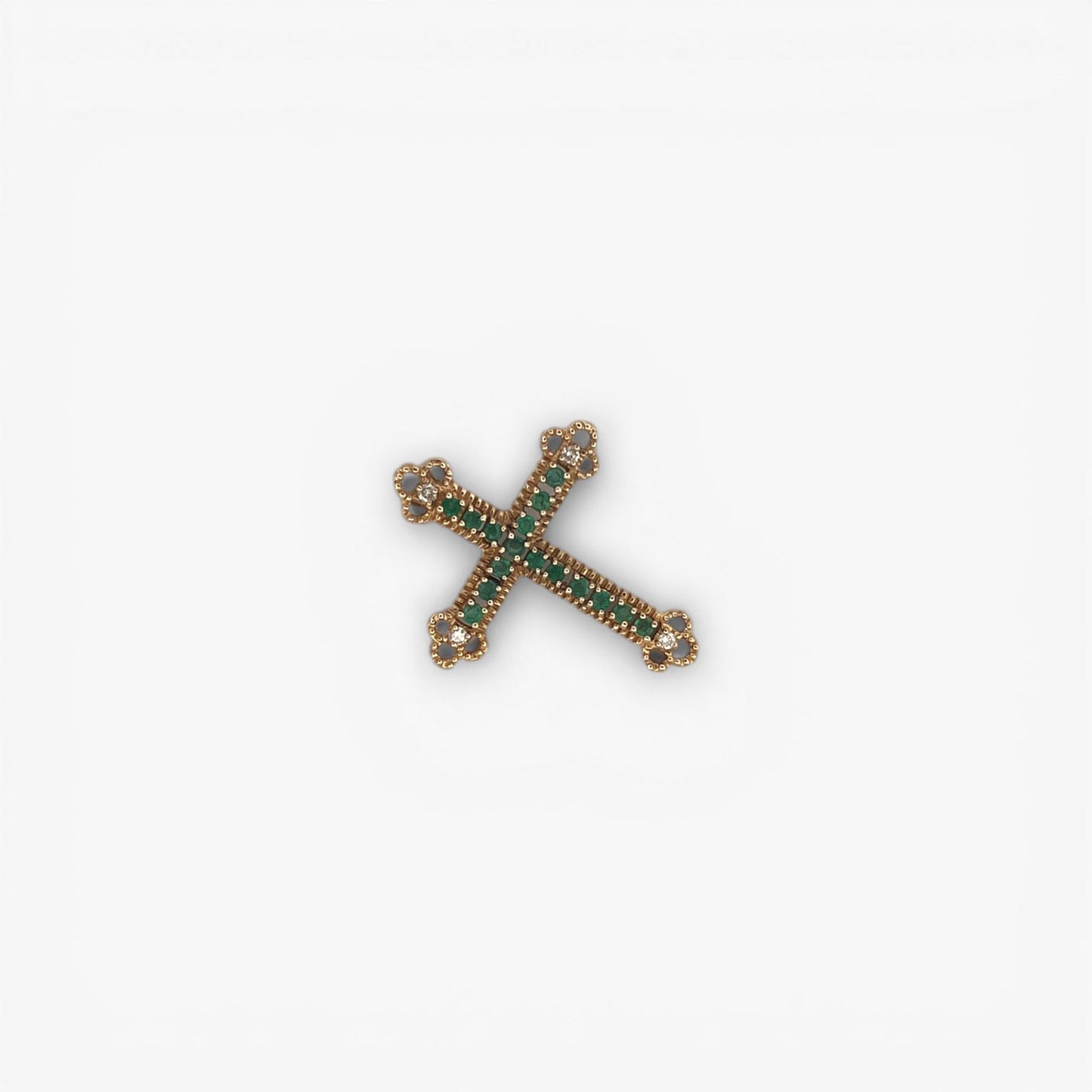 Comprar colgante en forma de cruz con 16 esmeraldas y 4 diamantes talla brillante en cada punta de la cruz realizada en oro amarillo de 18kt. Una preciosa cruz de esmeraldas unisex.Cruces de oro y diamantes 18kt baratas
