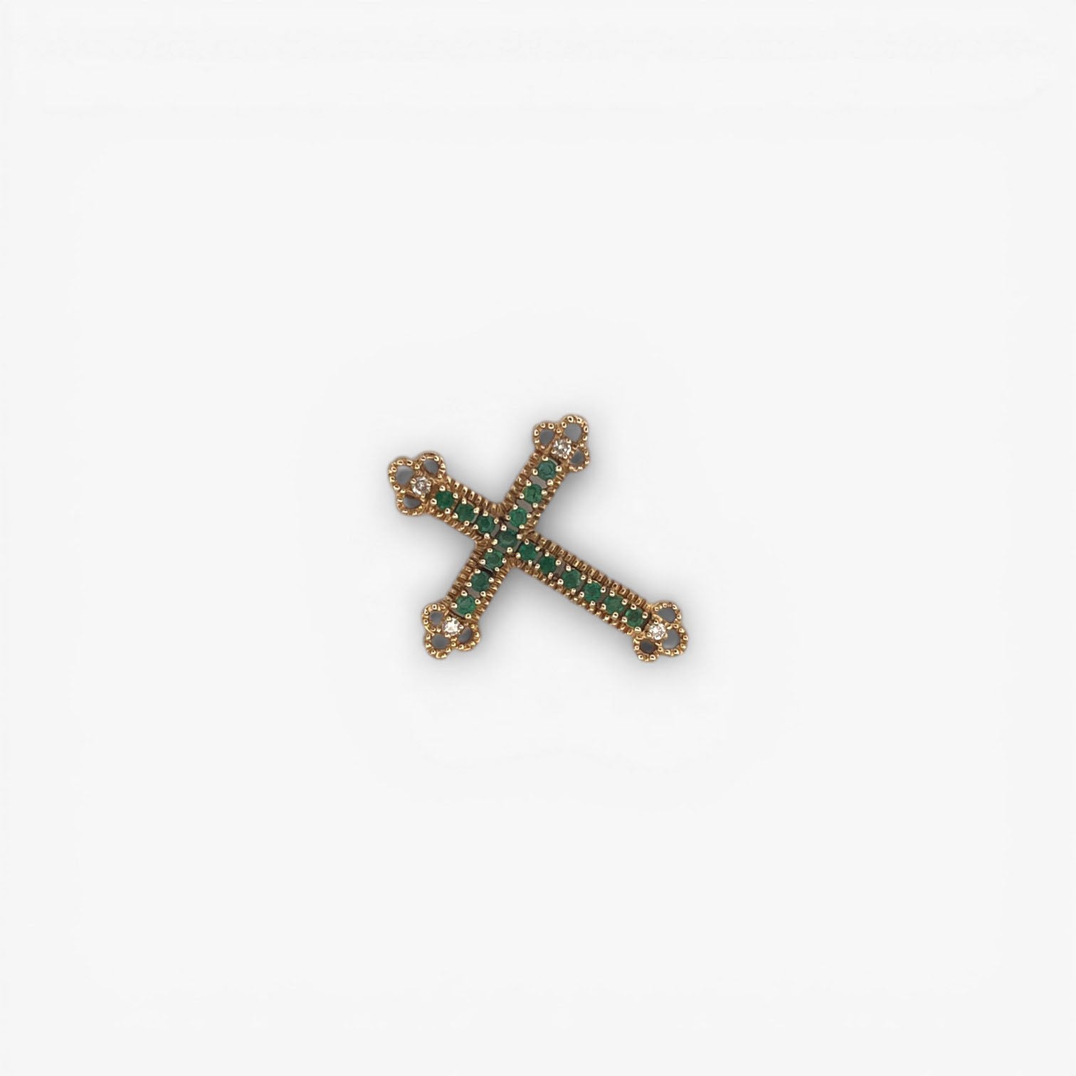 Comprar colgante en forma de cruz con 16 esmeraldas y 4 diamantes talla brillante en cada punta de la cruz realizada en oro amarillo de 18kt. Una preciosa cruz de esmeraldas unisex.Cruces de oro y diamantes 18kt baratas