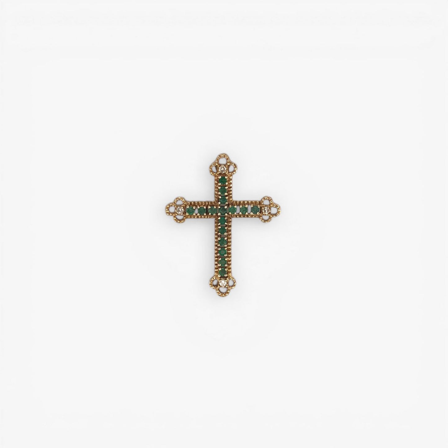 Comprar colgante en forma de cruz con 16 esmeraldas y 4 diamantes talla brillante en cada punta de la cruz realizada en oro amarillo de 18kt. Una preciosa cruz de esmeraldas unisex.Cruces de oro y diamantes 18kt baratas