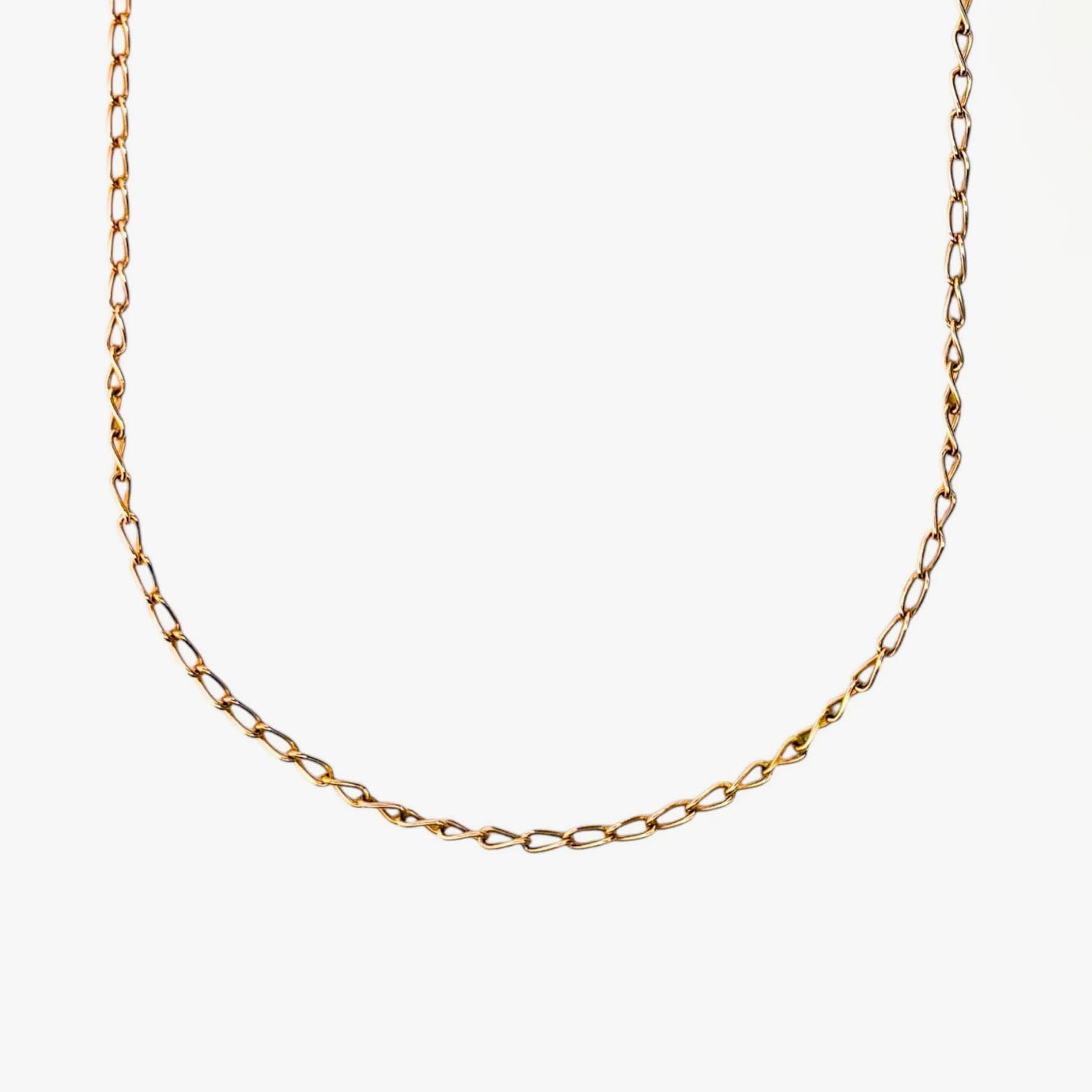 Comprar collar de oro de amarillo de 18kt con cadena barbada con eslabón alargado. Medidas: 55,5cm de largo x 2,41mm grosor. Cadenas de oro de 18kt baratas.