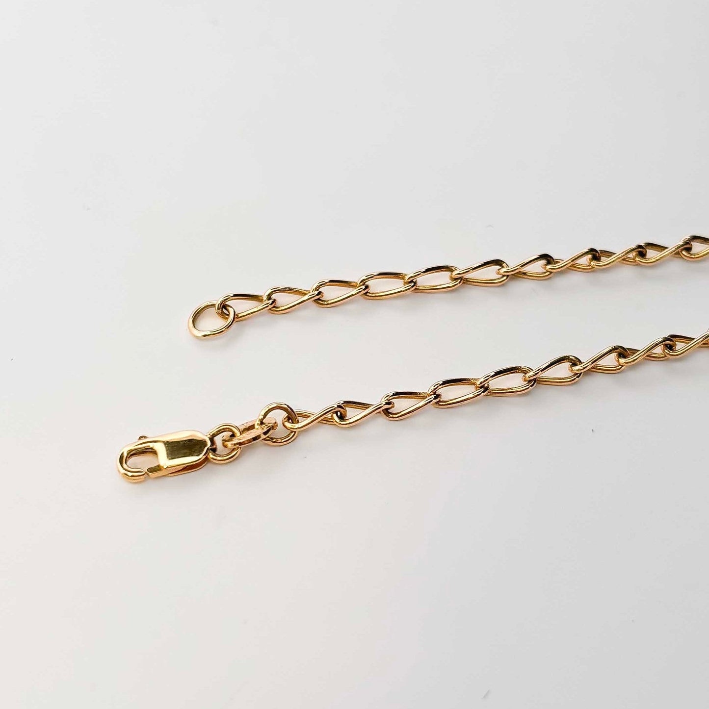 Comprar collar de oro de amarillo de 18kt con cadena barbada con eslabón alargado. Medidas: 55,5cm de largo x 2,41mm grosor. Cadenas de oro de 18kt baratas.