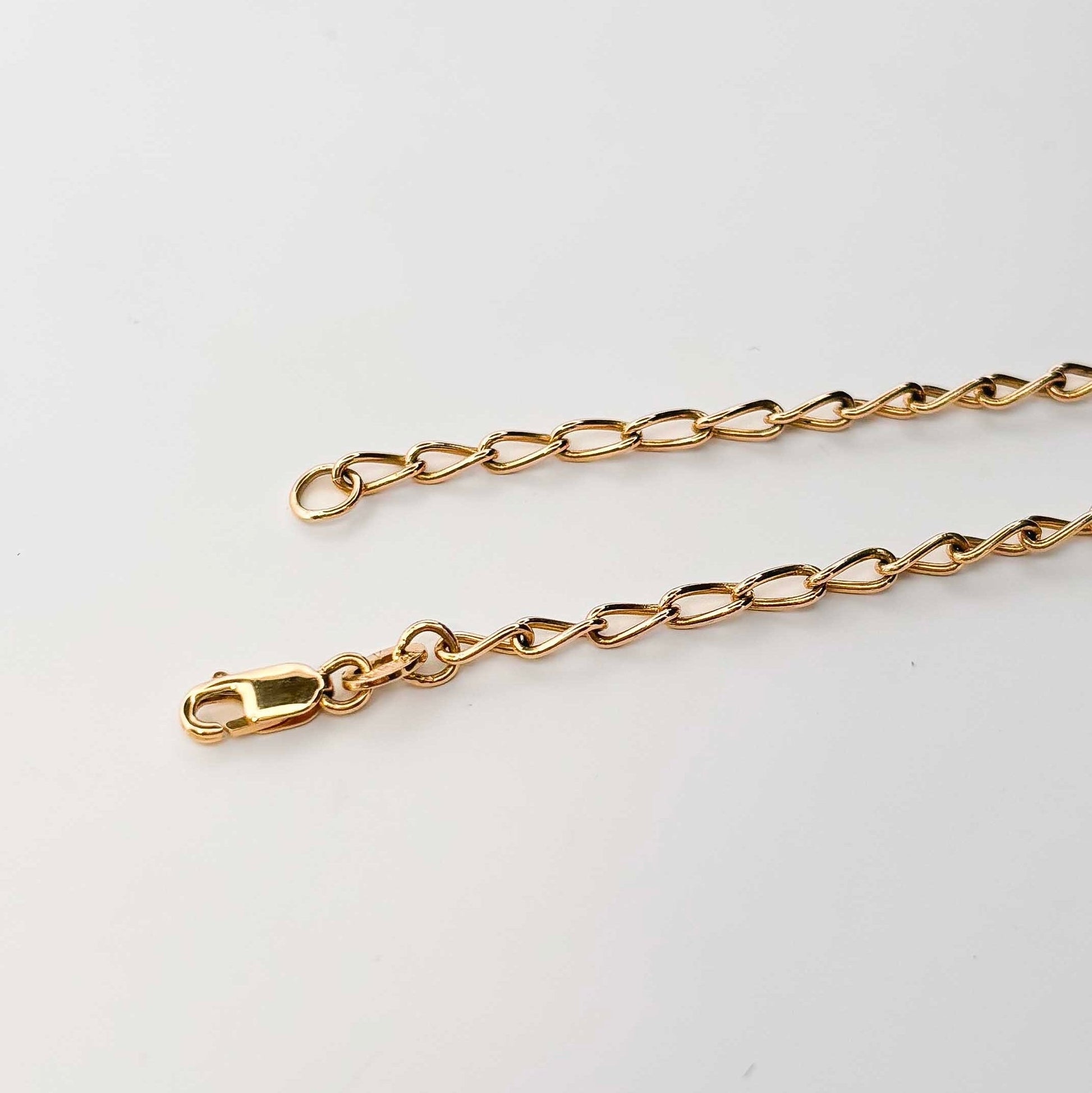 Comprar collar de oro de amarillo de 18kt con cadena barbada con eslabón alargado. Medidas: 55,5cm de largo x 2,41mm grosor. Cadenas de oro de 18kt baratas.