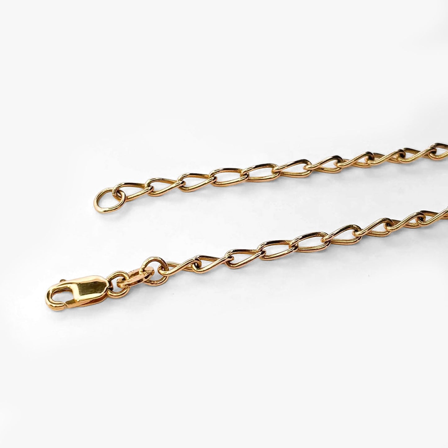 Comprar collar de oro de amarillo de 18kt con cadena barbada con eslabón alargado. Medidas: 55,5cm de largo x 2,41mm grosor. Cadenas de oro de 18kt baratas.