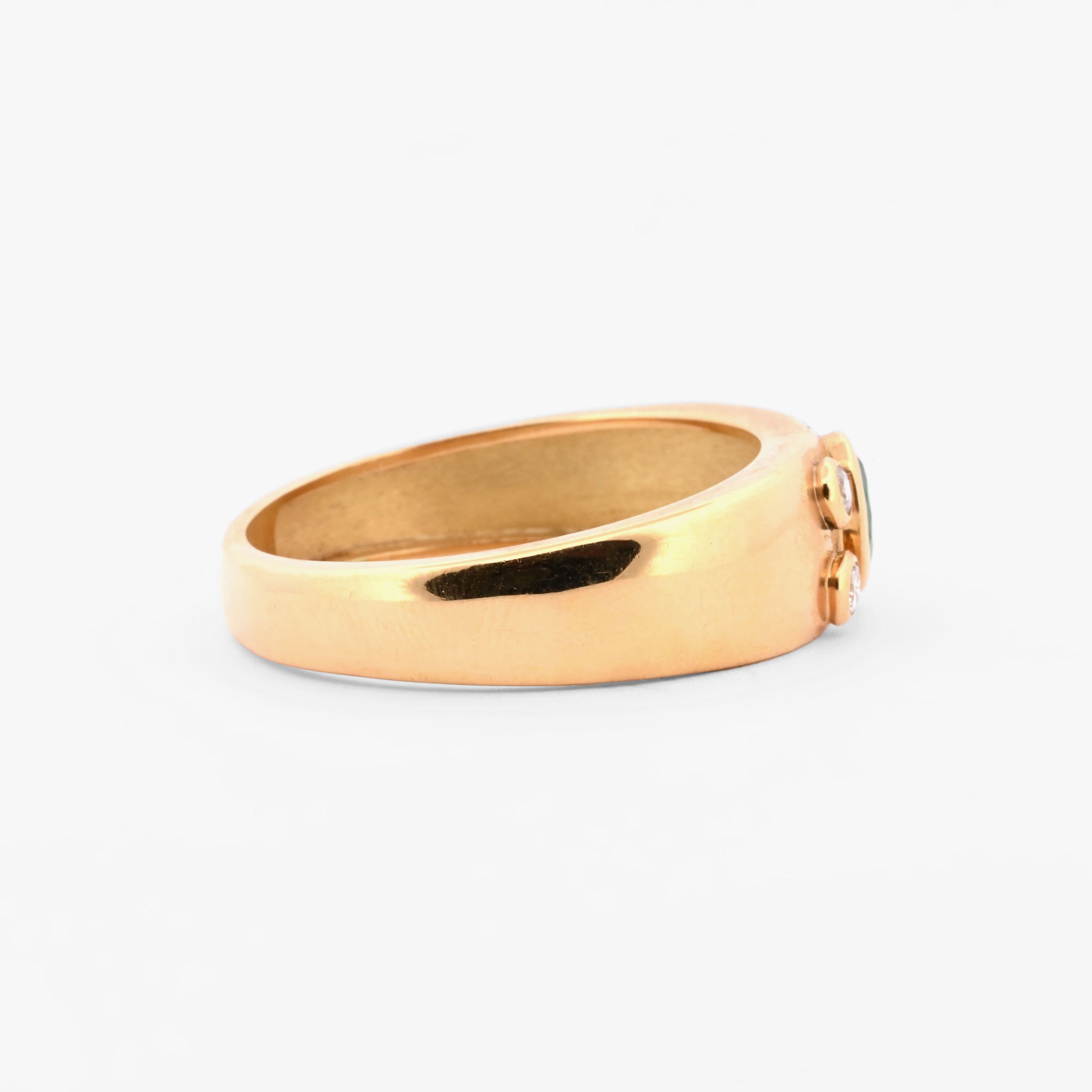Comprar sortija realizada en oro amarillo de 18k con dos diamantes y una esmeralda en talla oval engarzada en bisel. oro al mejor precio. Envío gratuito