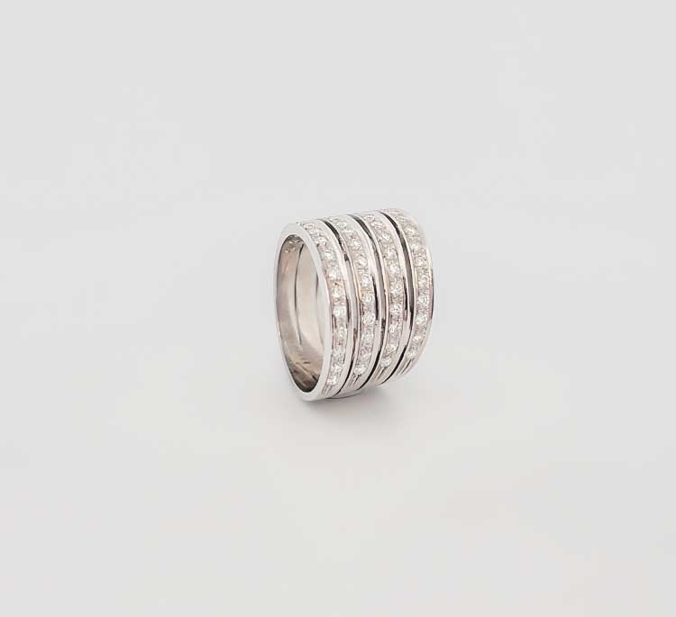 Anillo de oro blanco de 18kt 4 carriles de diamantes talla brillante. Esta excepcional sortija de corte irregular dispone de 60 brillantes de 0,01ct cada uno y más de medio quilate en total.Joyería de segunda mano en Barcelona y compro oro, donde comprar y vender oro al mejor precio en Barcelona. Venta de joyas restauradas, vintage y de segunda mano  con diamantes  de la mejor calidad al mejor precio.