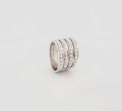 Anillo de oro blanco de 18kt 4 carriles de diamantes talla brillante. Esta excepcional sortija de corte irregular dispone de 60 brillantes de 0,01ct cada uno y más de medio quilate en total.Joyería de segunda mano en Barcelona y compro oro, donde comprar y vender oro al mejor precio en Barcelona. Venta de joyas restauradas, vintage y de segunda mano  con diamantes  de la mejor calidad al mejor precio.