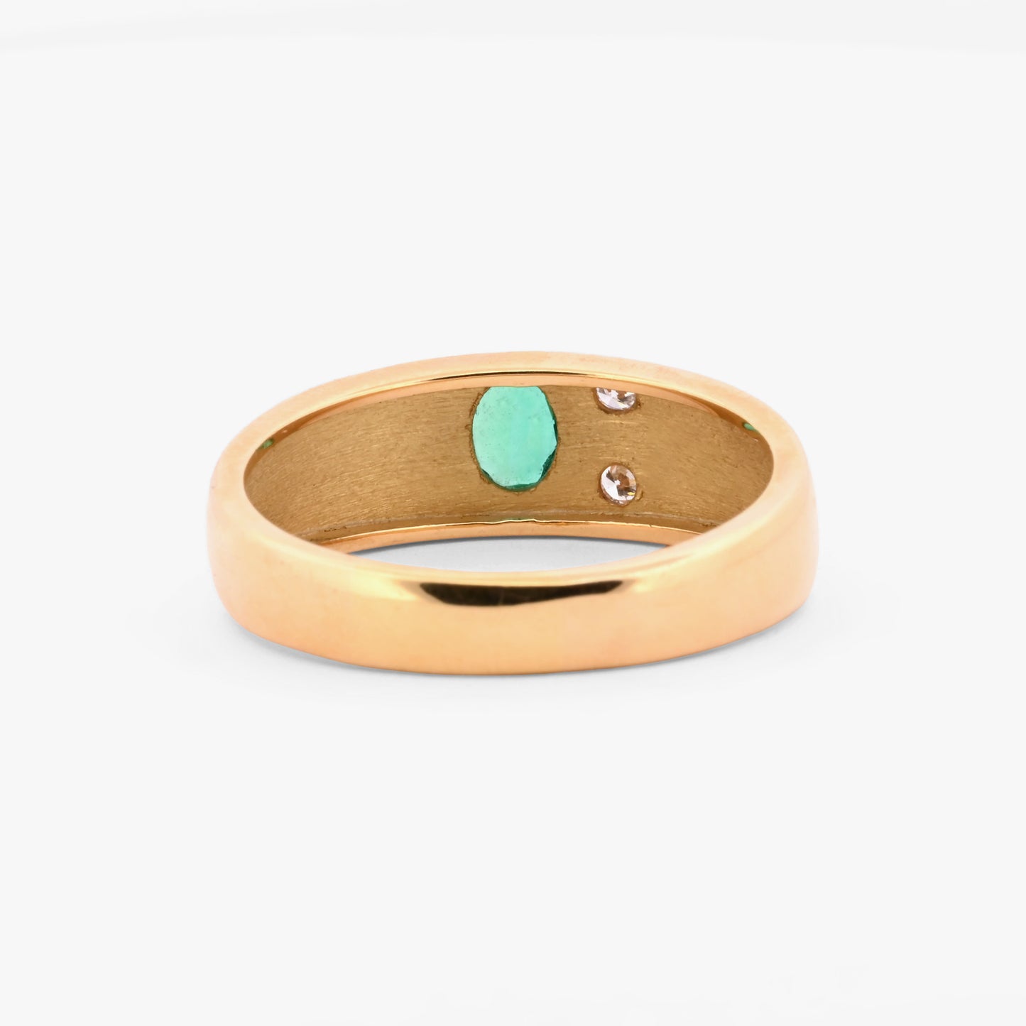 Comprar sortija realizada en oro amarillo de 18k con dos diamantes y una esmeralda en talla oval engarzada en bisel. oro al mejor precio. Envío gratuito