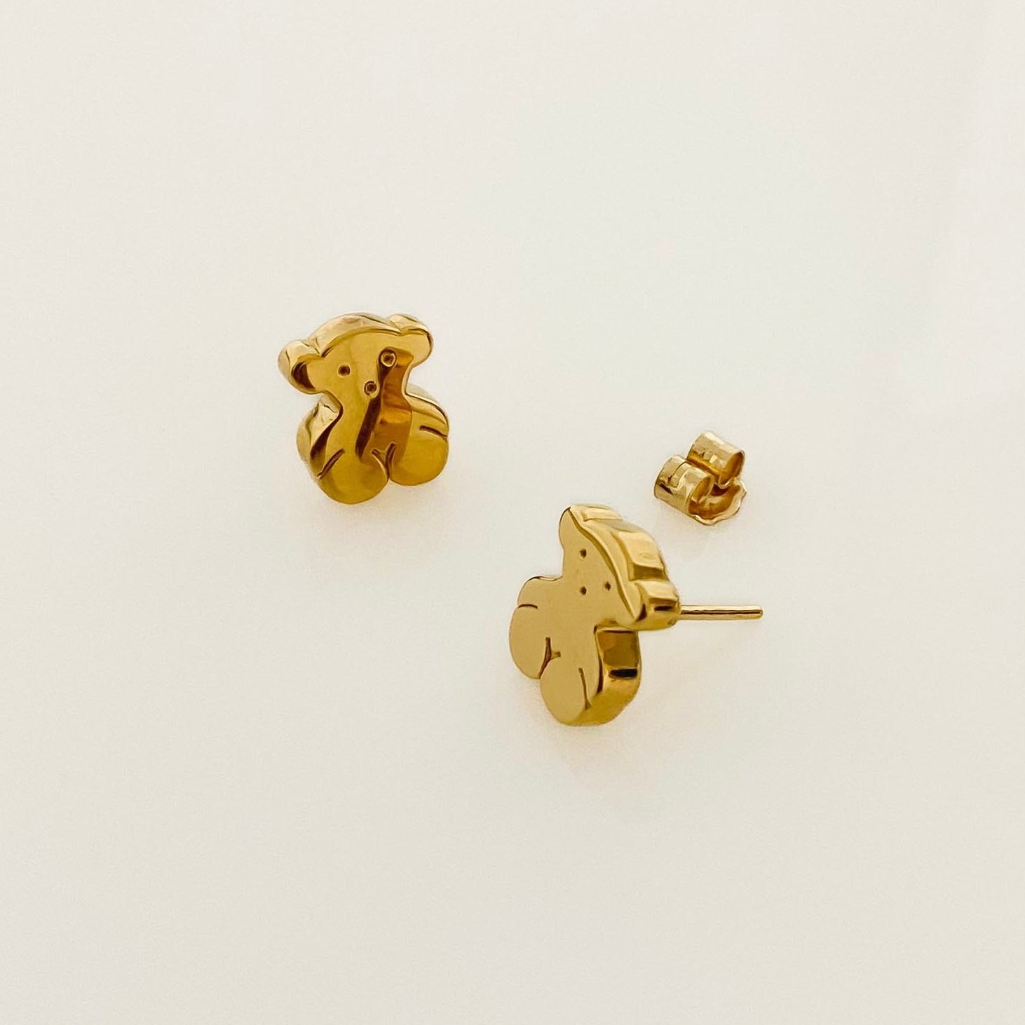 Pendientes de oro amarillo de 18kt originales de la firma TOUS con los icónicos ositos sweets dolls de 11mm de diámetro. Esta ha sido restaurada en nuestro taller de Barcelona y se entrega certificada. La mejor joyería compra-venta de Oro de Barcelona, te garantizamos el mejor precio. Restauración de joyas vintage y segunda mano.