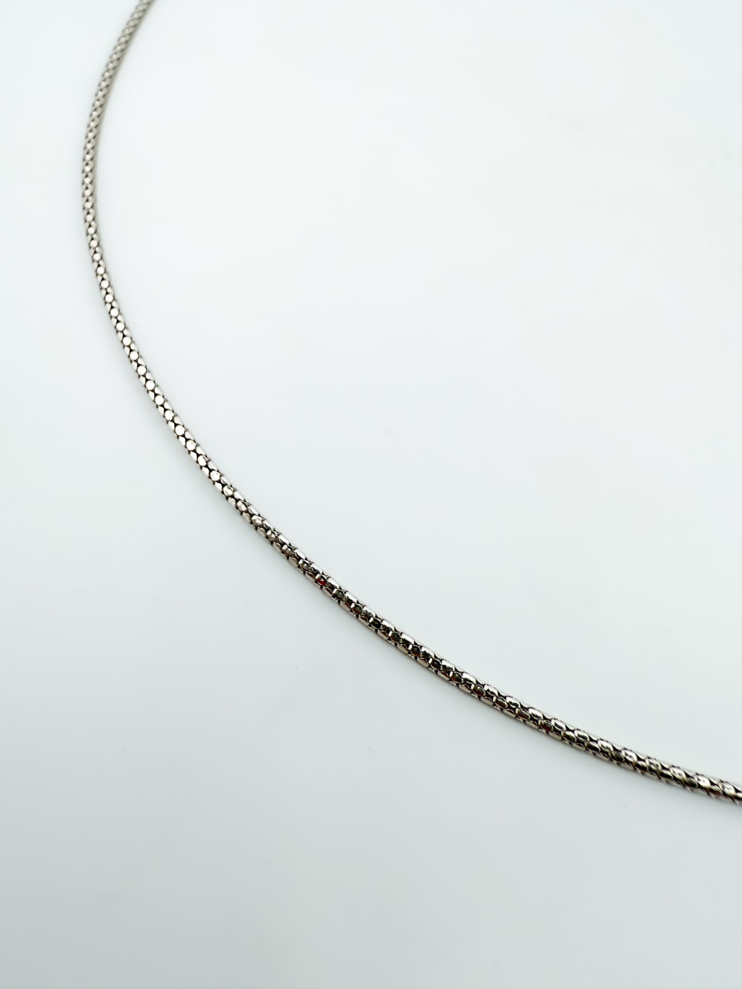 Cadena semirrígida realizada en oro blanco de 18kt. Esta cadena dispone de cierre tipo reasa. Joya unisex. Joyería Ian'Or. Envío GRATIS.

