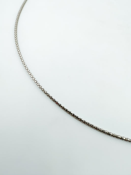 Cadena semirrígida realizada en oro blanco de 18kt. Esta cadena dispone de cierre tipo reasa. Joya unisex. Joyería Ian'Or. Envío GRATIS.

