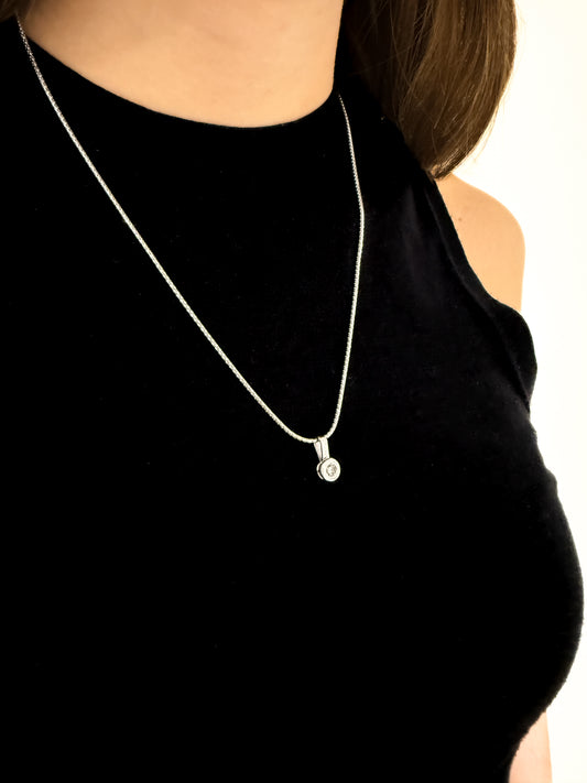 Cadena semirrígida realizada en oro blanco de 18kt. Esta cadena dispone de cierre tipo reasa. Joya unisex. Joyería Ian'Or. Envío GRATIS.

