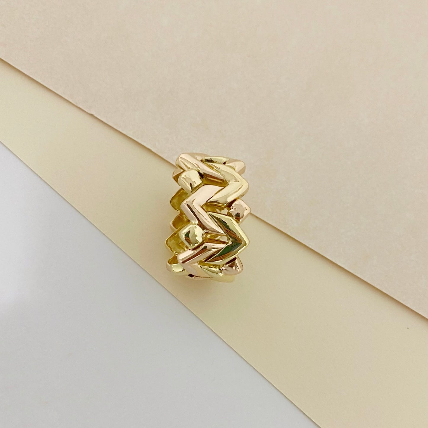 Original anillo de la firma Vasari bicolor, de oro blanco y oro rosa de 18kt. Su diseño flexible lo convierte en una joya muy cómoda y especial. Joyería compro oro, dónde comprar y vender joyas al mejor precio en Barcelona